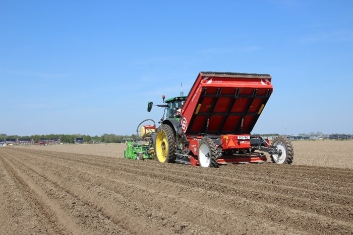 Serenade%20tractor%20aardappelen.jpg
